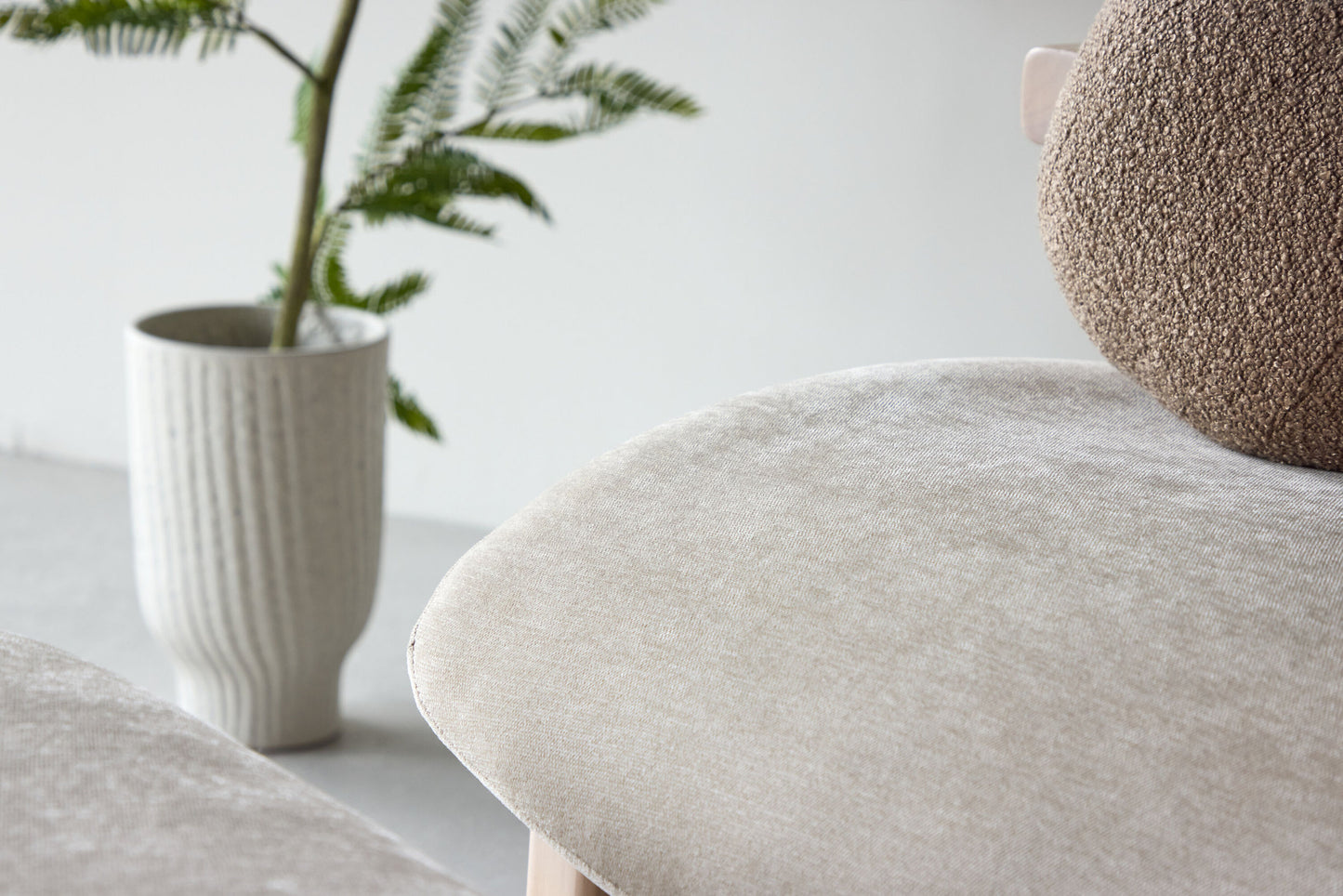 Rile Lænestol med Skammel – Whitewash / Beige