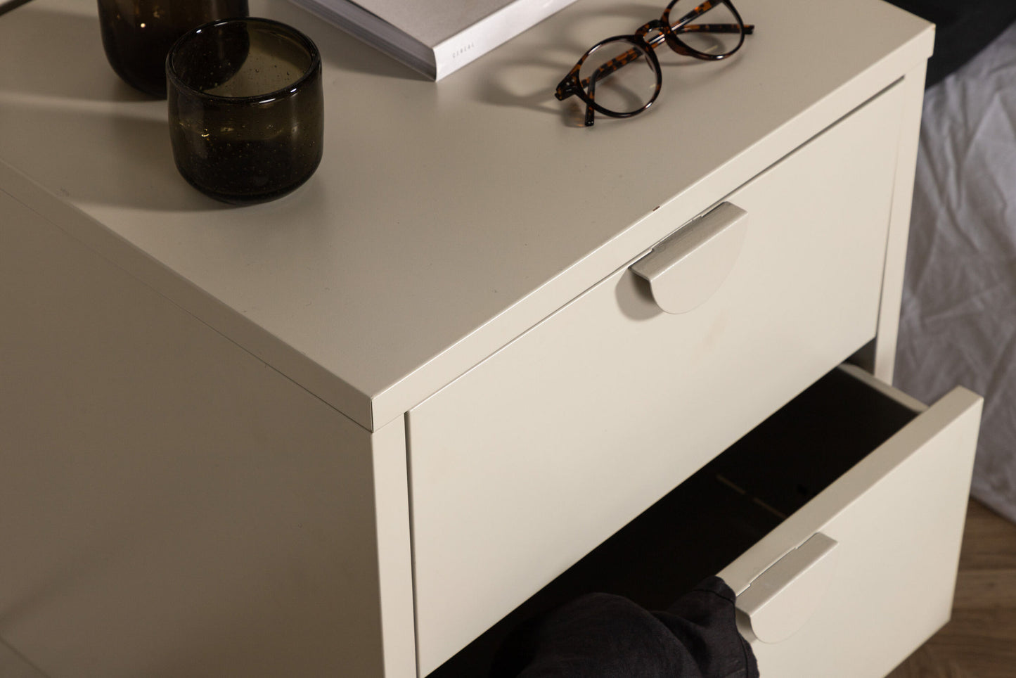 Piring sidebord med 2 skuffer – Beige