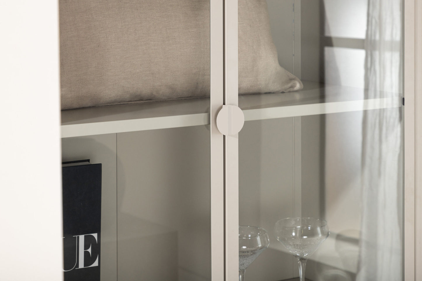 Piring Vitrineskab – Beige