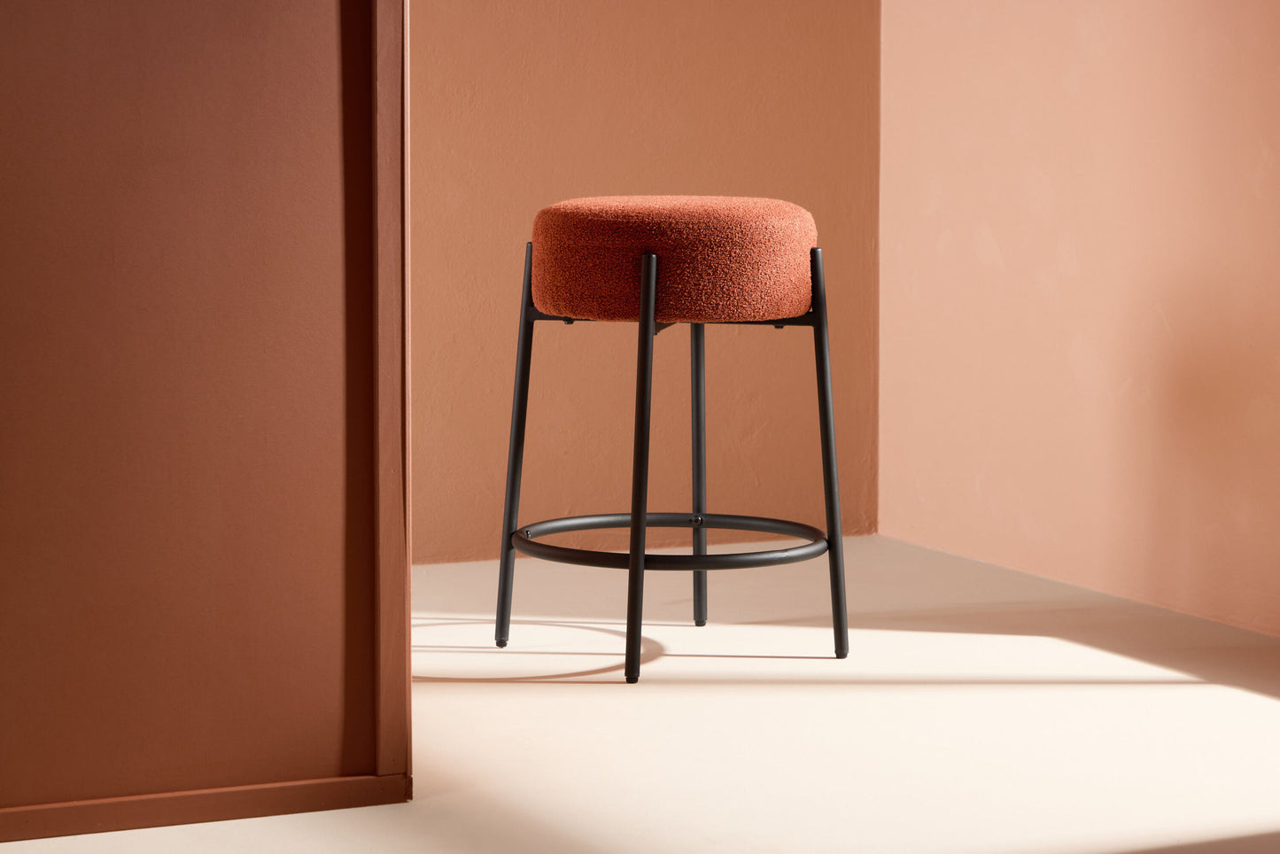 Tucson barstol – Sorte ben / rustfarvet bouclé