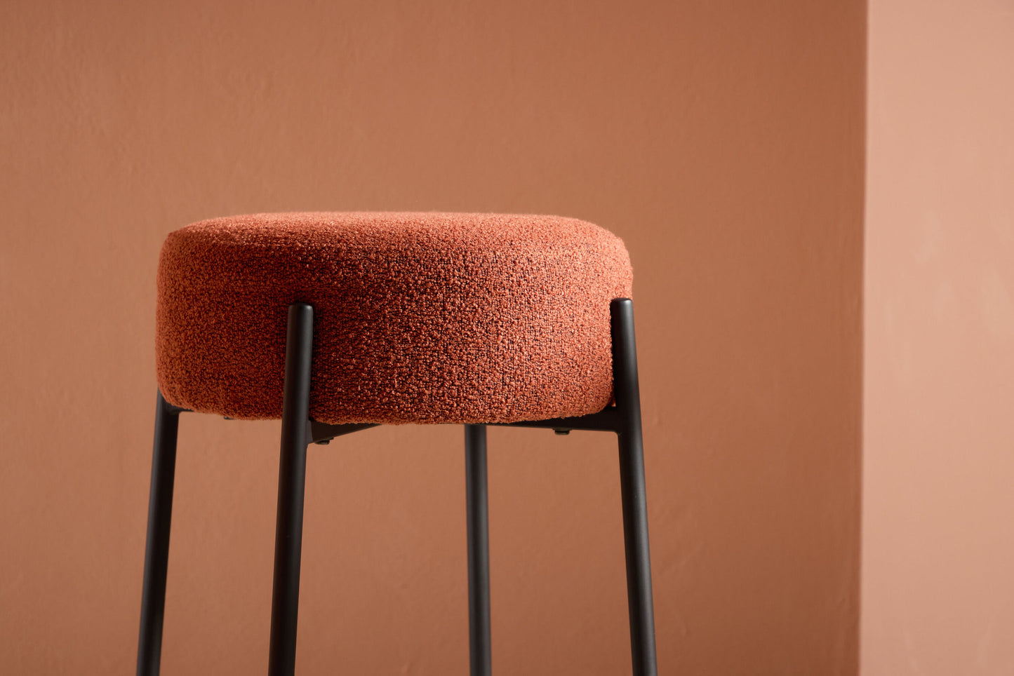 Tucson barstol – Sorte ben / rustfarvet bouclé