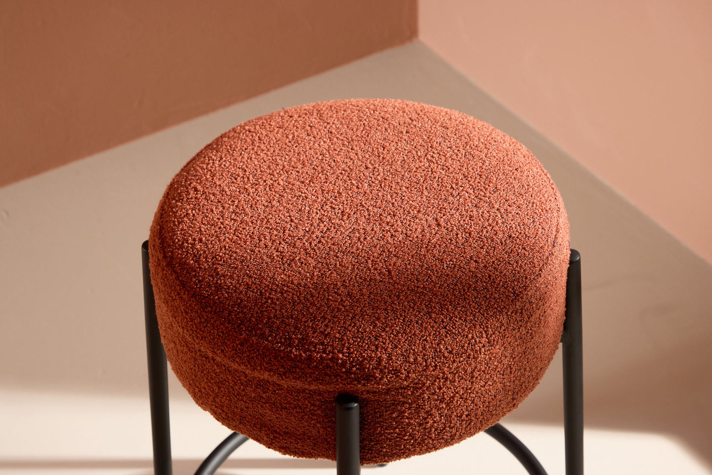 Tucson barstol – Sorte ben / rustfarvet bouclé