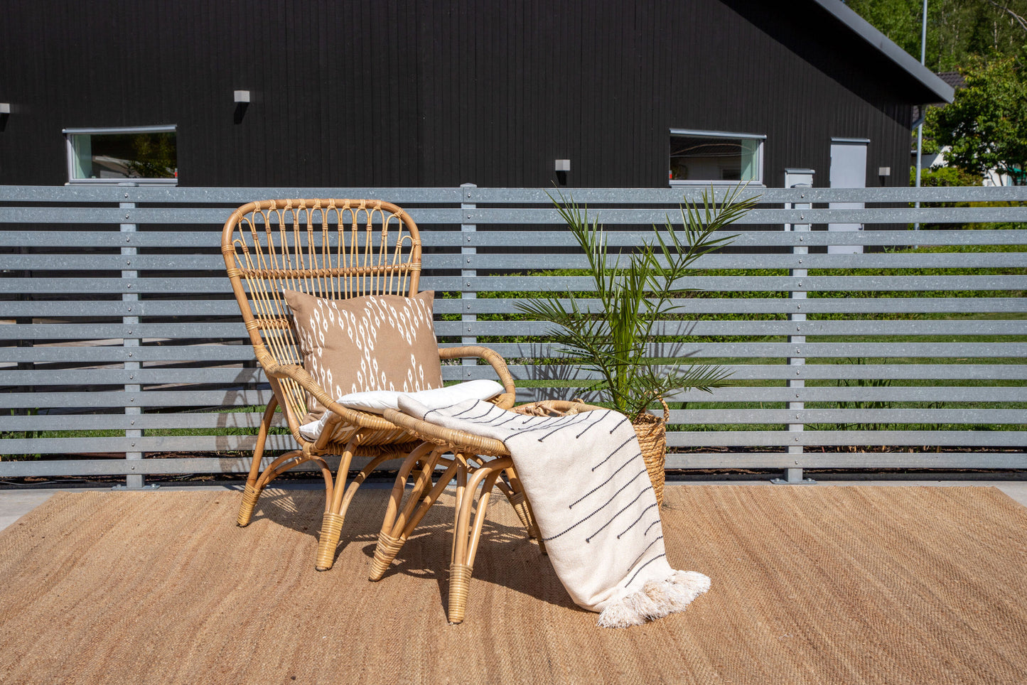 Ella loungestol med puf – Rattan/Offwhite