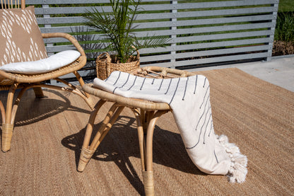 Ella loungestol med puf – Rattan/Offwhite