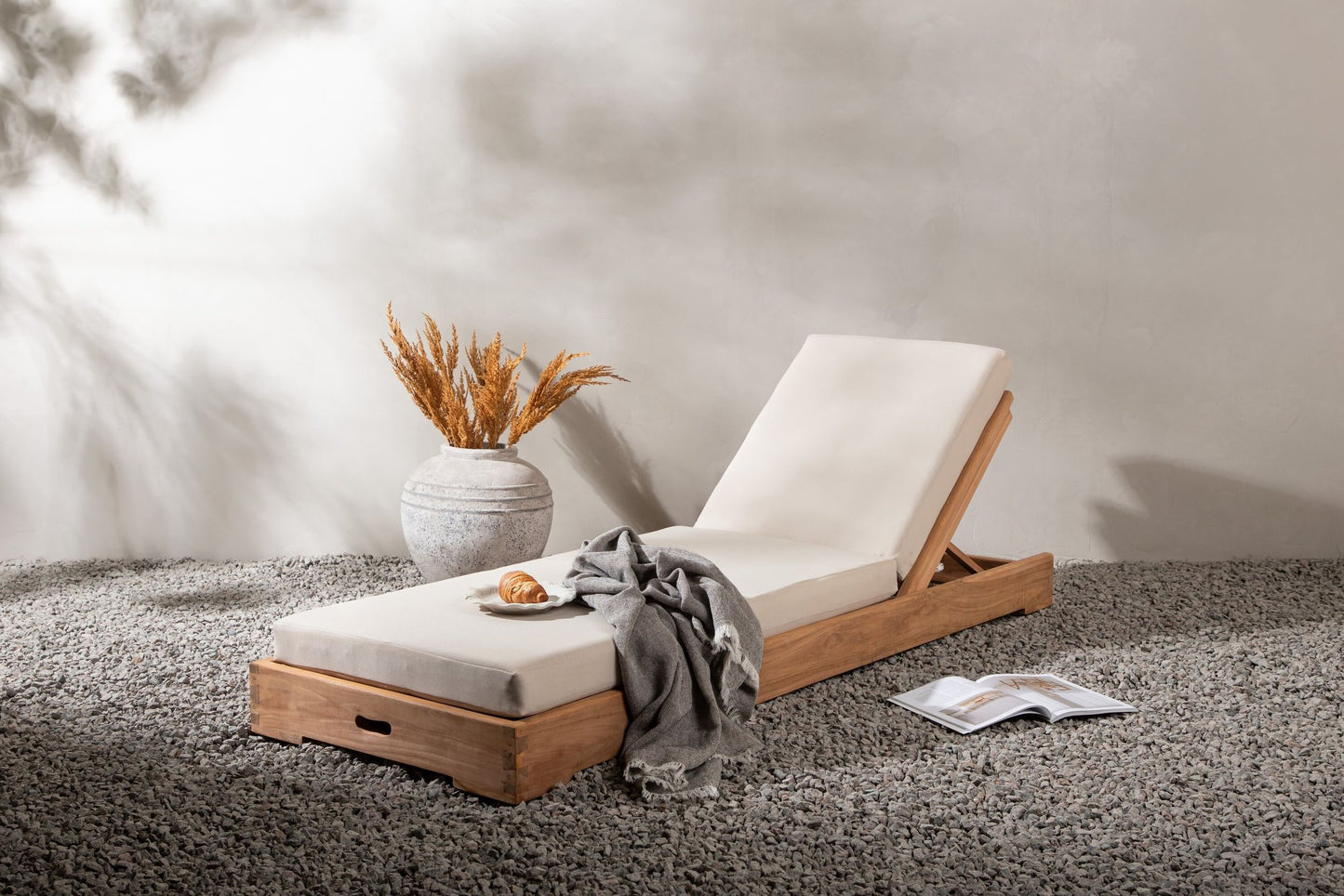 Solseng – Gylden teak med beige hynde