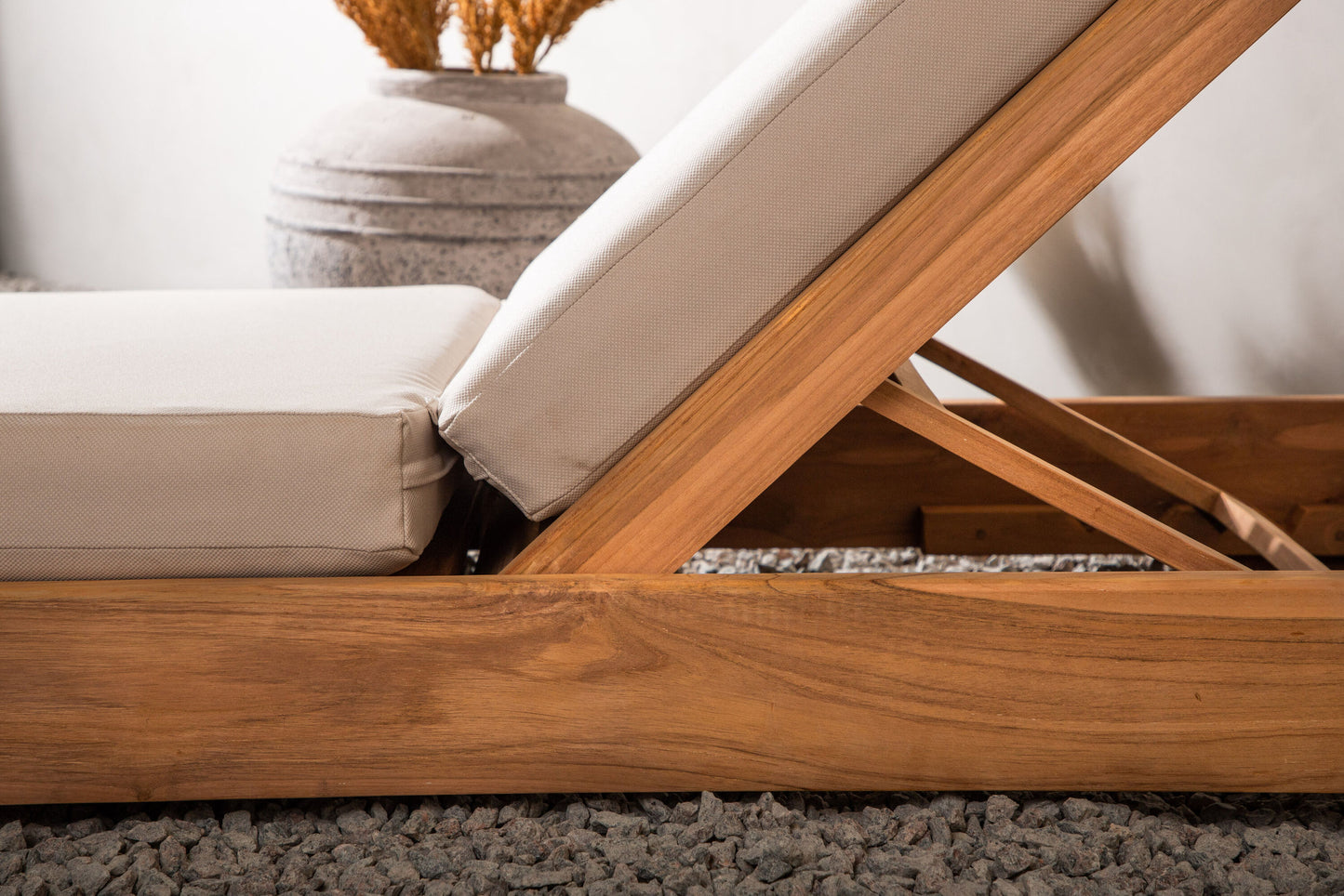 Solseng – Gylden teak med beige hynde