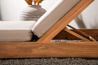Solseng – Gylden teak med beige hynde