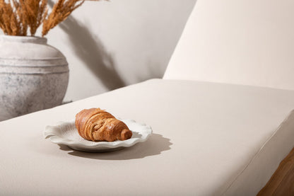 Solseng – Gylden teak med beige hynde