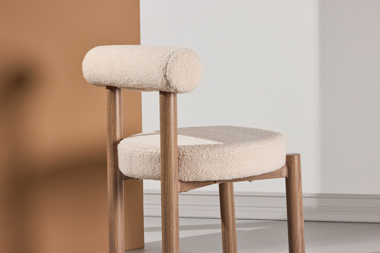 Tillo Spisebordsstole (2 stk.) – Trælook / Hvid Bouclé