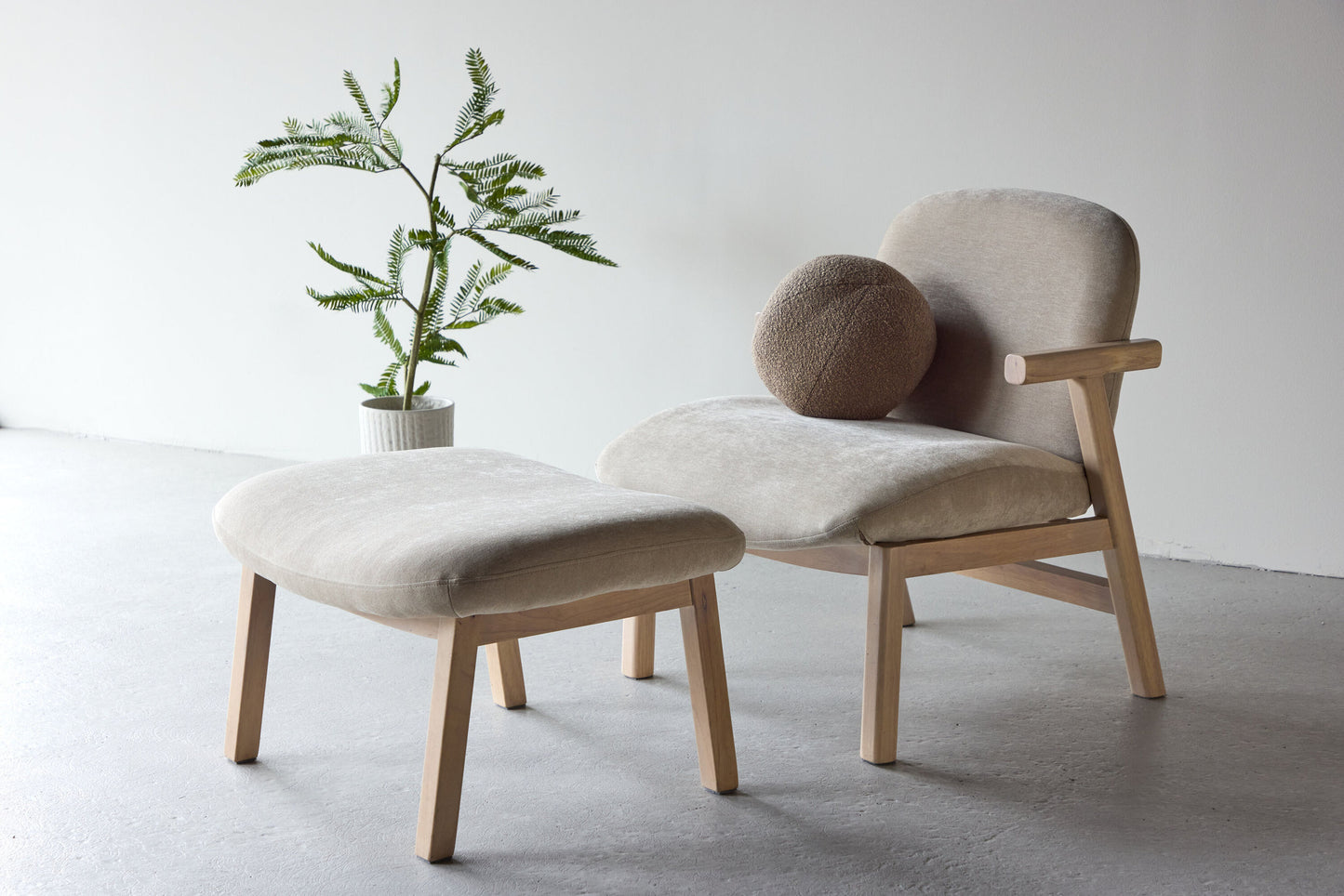 Rile Lænestol med Skammel – Whitewash / Beige