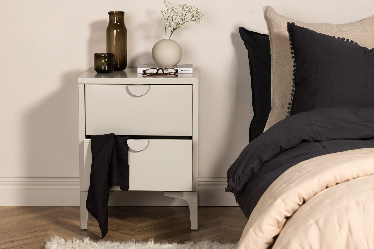 Piring sidebord med 2 skuffer – Beige