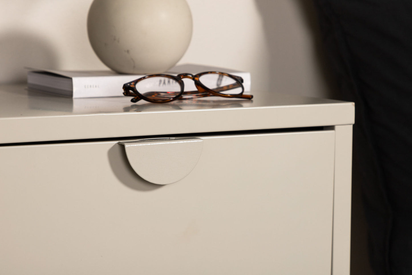 Piring sidebord med 2 skuffer – Beige
