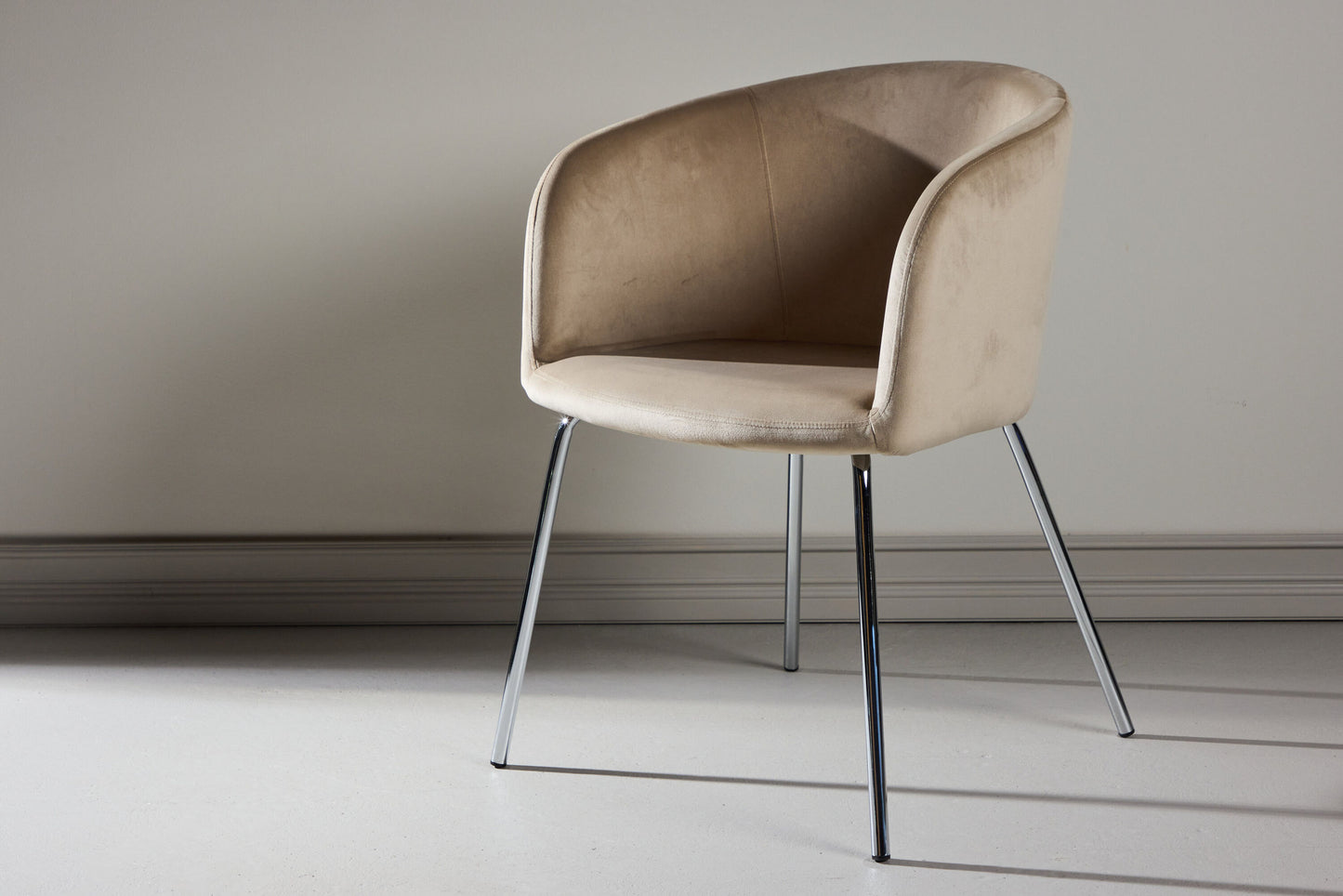 Berit spisebordsstol – Sølvben med beige velour