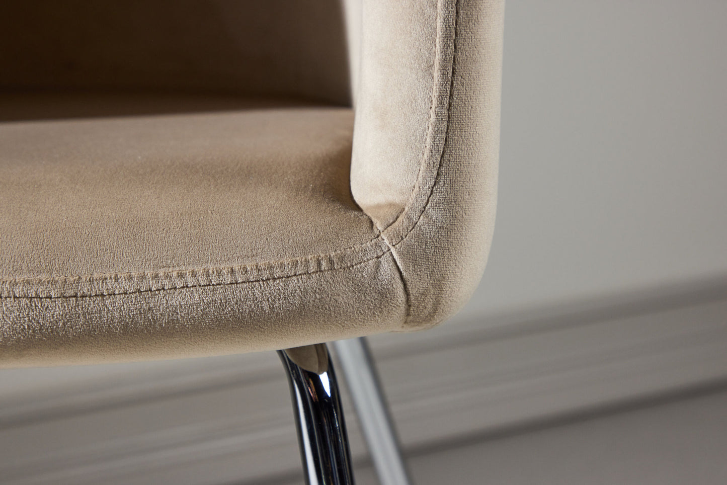 Berit spisebordsstol – Sølvben med beige velour