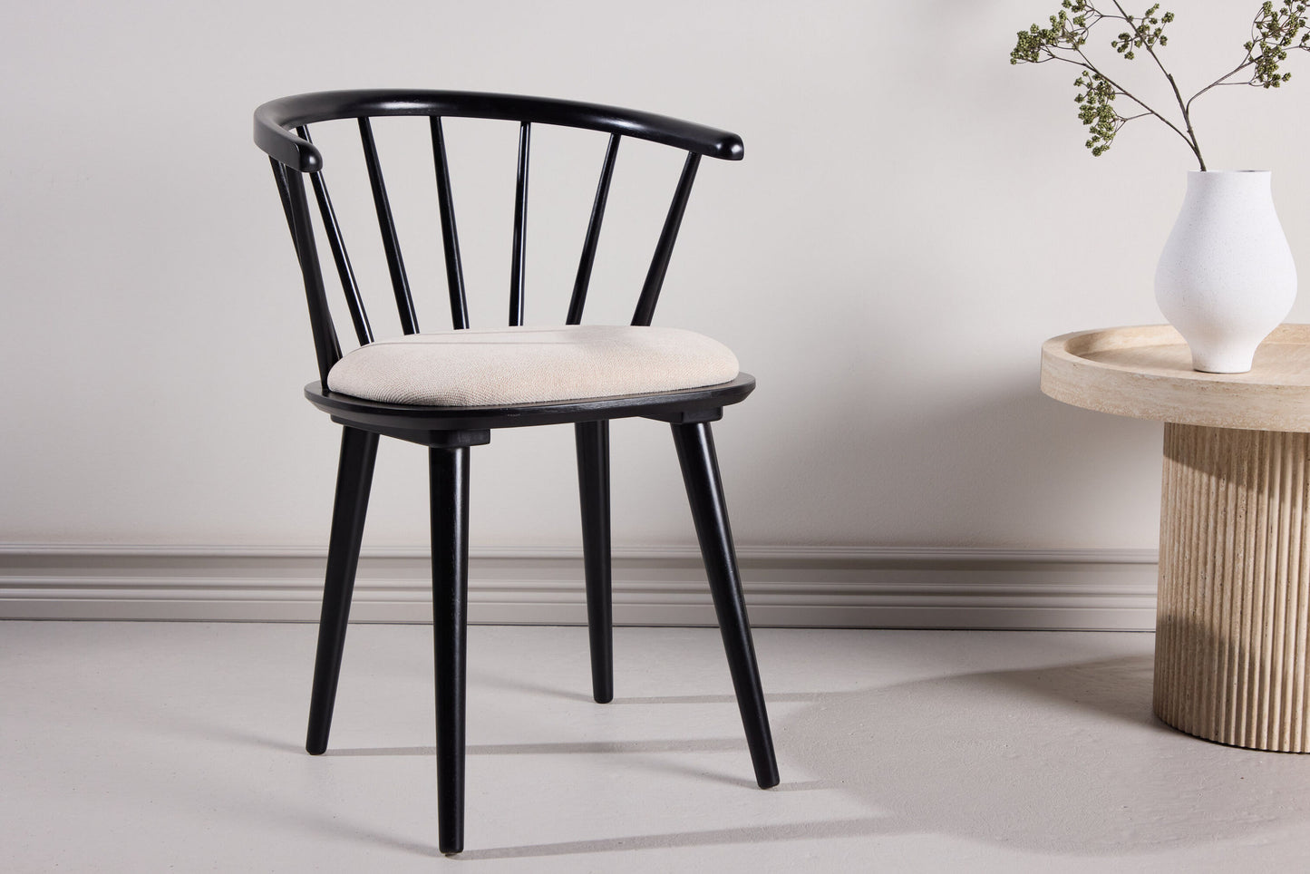 Bobby spisebordsstole med hynder (2 stk.) – Sort gummitræ/Beige