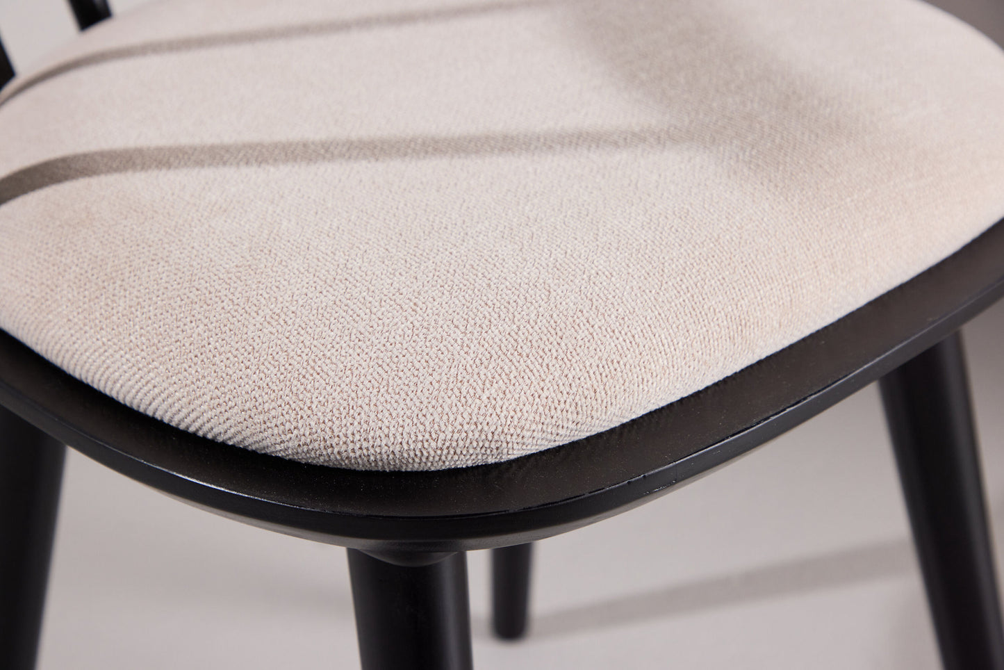 Bobby spisebordsstole med hynder (2 stk.) – Sort gummitræ/Beige